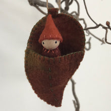 Load image into Gallery viewer, Australian gum-nut babies with leaf pouch kit