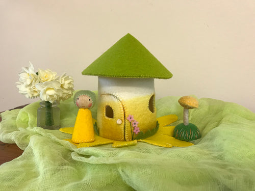 Spring Felt House kit with flower base